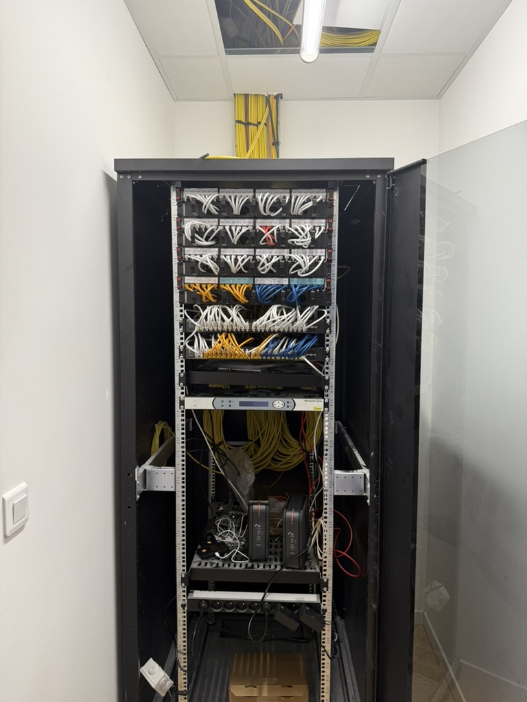 Baie réseau ouverte pour intervention matérielle